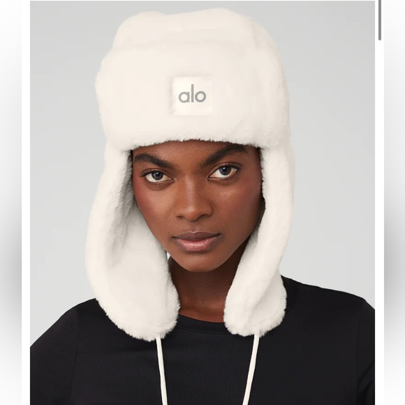 ALO Yoga Accessories - NWT Alo Yoga Faux Fur Polar Hat Ivory Color